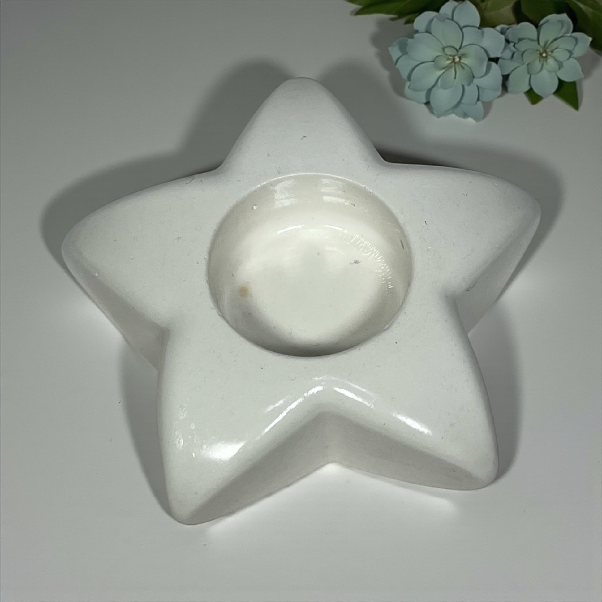 Violetti kukkakynttilä Lämpökynttiläkuppissa – käsintehty soijavahakynttilä