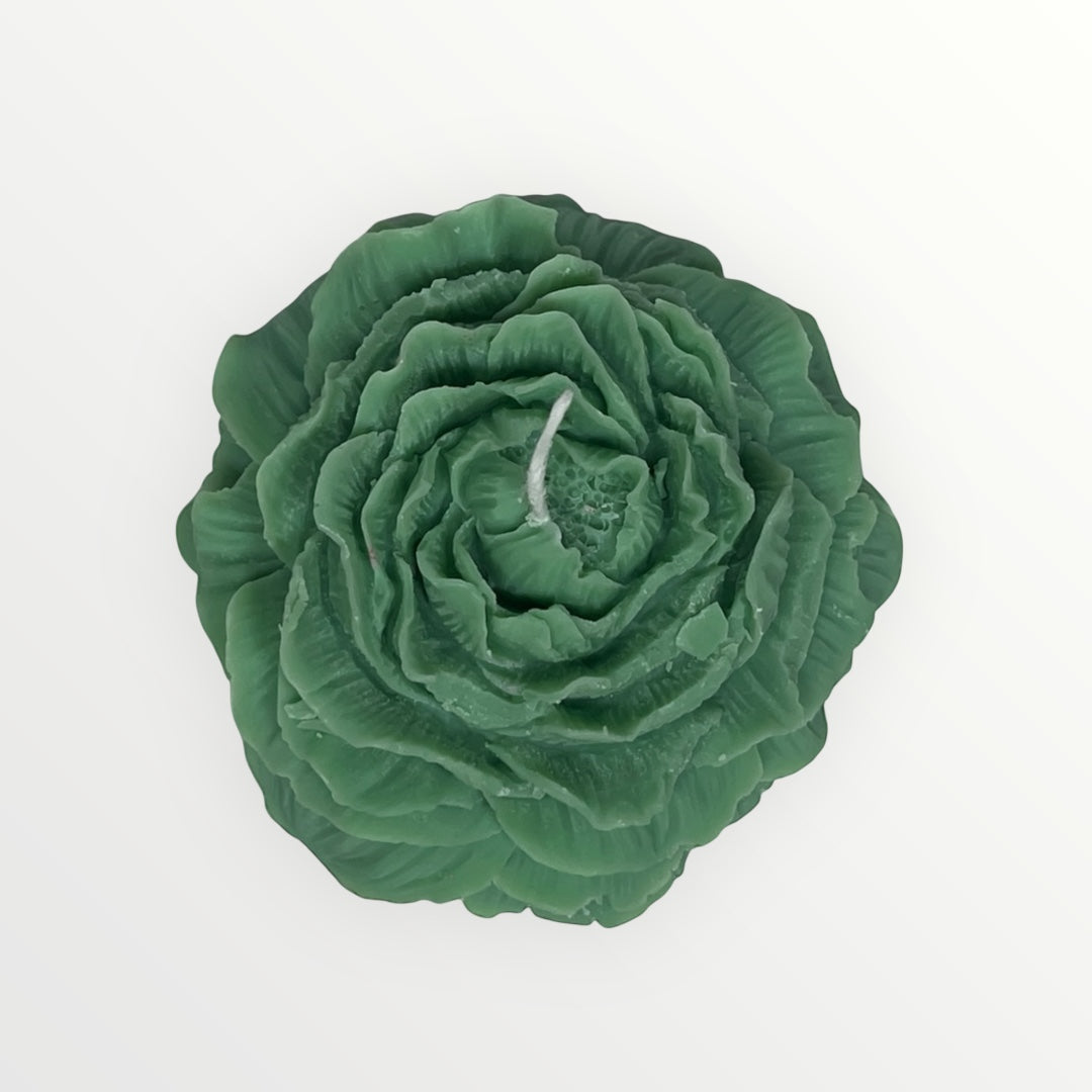 Koristeellinen vihreä pionikynttilä, käsintehty ja kukkamuotoinen.