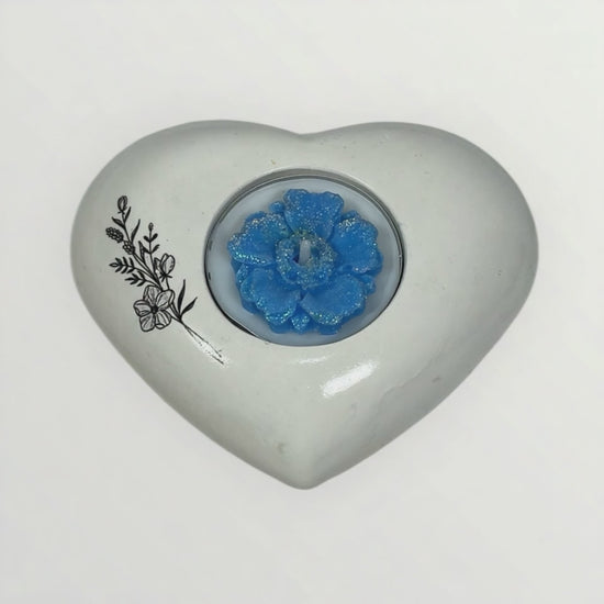 Käsintehty kipsinen sydänpidike ja glitterillä koristeltu kukkakynttilä