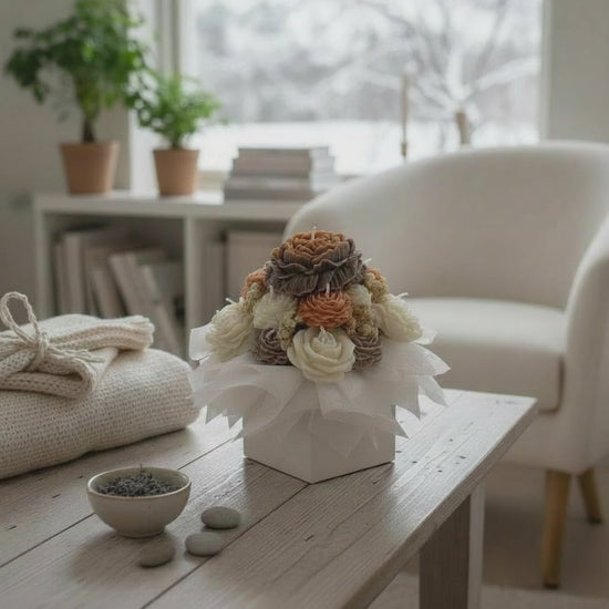 Kaunis kynttiläkimppu kodikkaassa sisustuksessa: neutraalit pionikynttilät pöydällä laventelikulhollisen vieressä