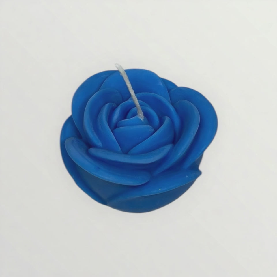 Ruusunkukkainen kynttilä käsintehdystä vahasta.