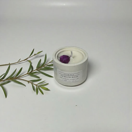 Flow Flo Lemongrass -tuoksukynttilä vaaleassa kipsipurkissa, sitruunaruohon tuoksu, käsintehty Suomessa – ekologinen ja turvallinen kynttilä