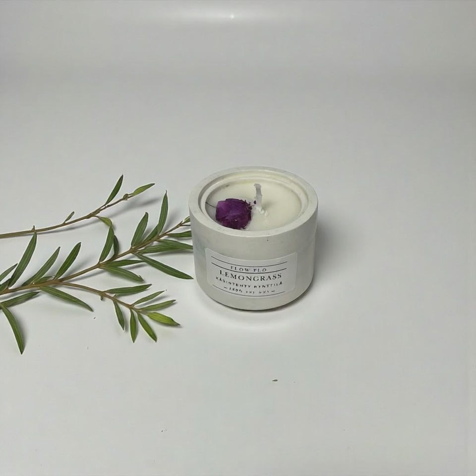 Flow Flo Lemongrass -tuoksukynttilä vaaleassa kipsipurkissa, sitruunaruohon tuoksu, käsintehty Suomessa – ekologinen ja turvallinen kynttilä